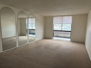 3930 University Center Dr in Las Vegas, NV - Building Photo - Building Photo