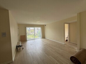 9449 Bay Colony Dr, Unit 2N in Des Plaines, IL - Building Photo - Building Photo