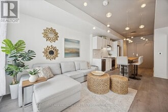 705 Davis Dr in Newmarket, ON - Building Photo - Building Photo