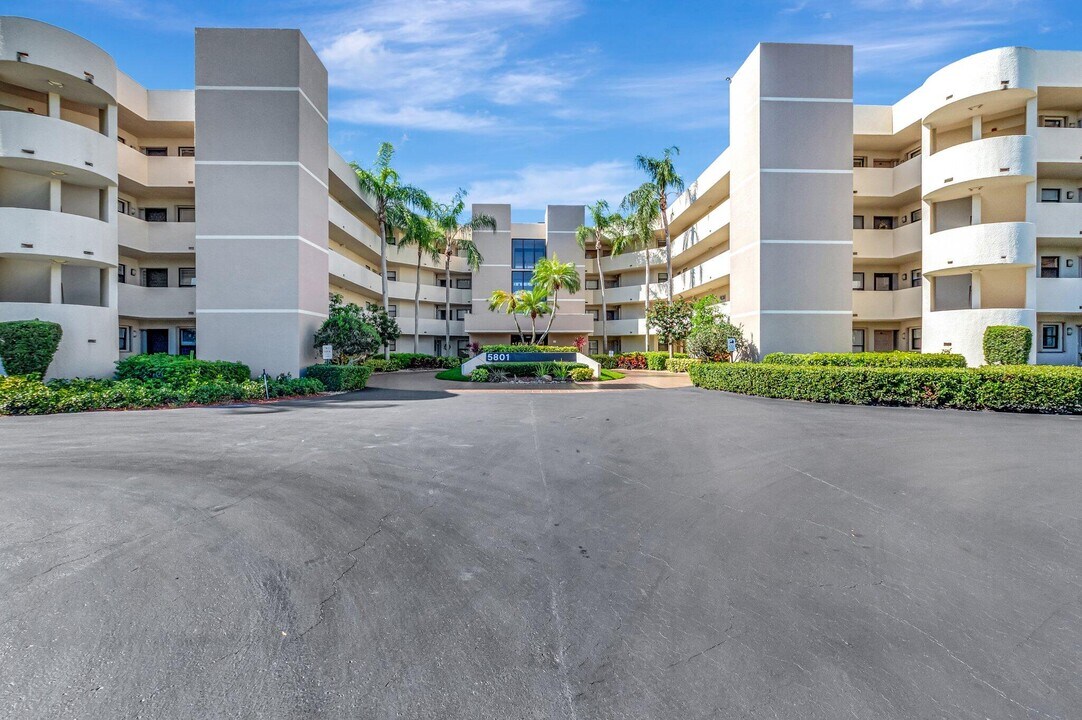 5801 Camino Del Sol in Boca Raton, FL - Building Photo