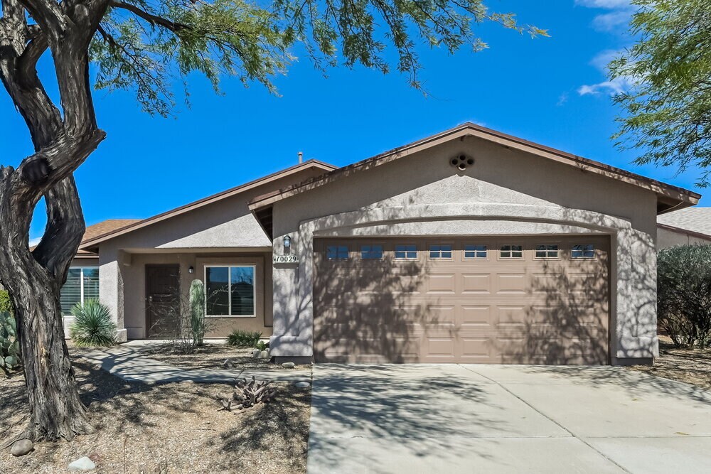 10029 E Moonstruck Way in Tucson, AZ - Building Photo