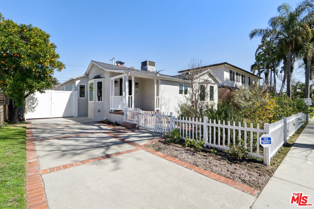 10531 Woodbridge St in Los Angeles, CA - Building Photo