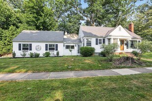 28036 W Oakland Rd in Bay Village, OH - Building Photo