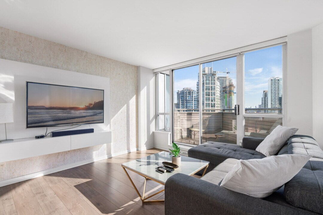 1212 Howe St in Vancouver, BC - Building Photo