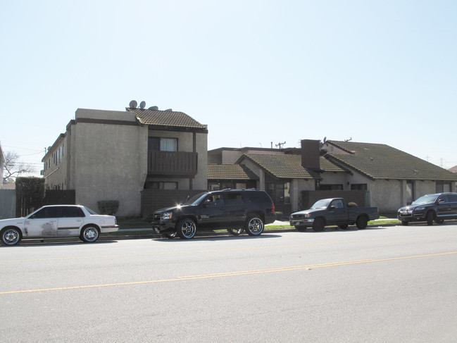 2910 E 70th in Long Beach, CA - Foto de edificio - Building Photo