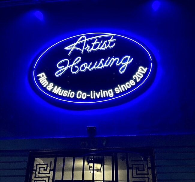 807 S Flower St in Los Angeles, CA - Foto de edificio - Building Photo