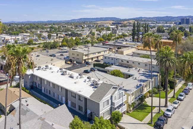 7050 Alabama Ave in Canoga Park, CA - Foto de edificio - Building Photo