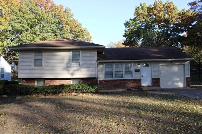 5733 Cedar Ave in Raytown, MO - Building Photo - Building Photo