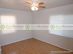 2101 Palomas Dr NE in Albuquerque, NM - Foto de edificio - Building Photo