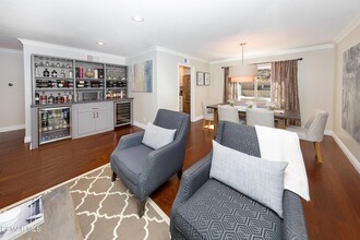 249 Greenmeadow Dr in Thousand Oaks, CA - Foto de edificio - Building Photo