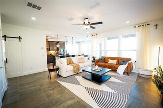 7557 Donnelly Ave in Dallas, TX - Foto de edificio - Building Photo