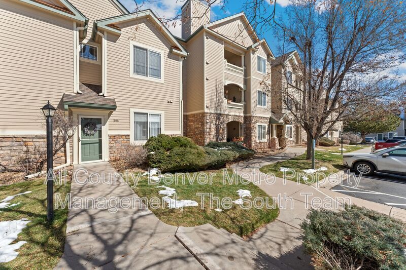 8309 S Independence Cir in Littleton, CO - Building Photo