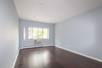 3755 N Pine Grove Ave, Unit 3 in Chicago, IL - Foto de edificio - Building Photo