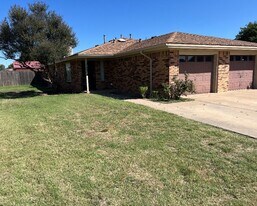 2402 97th St in Lubbock, TX - Building Photo