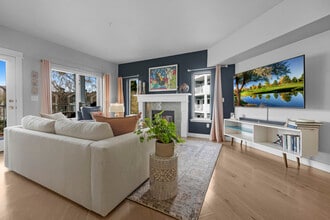 6125 NE 175th St, Unit N202 in Kenmore, WA - Foto de edificio - Building Photo