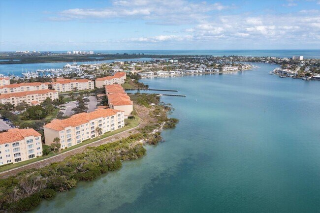 23 Harbour Isle Dr W in Fort Pierce, FL - Building Photo - Building Photo