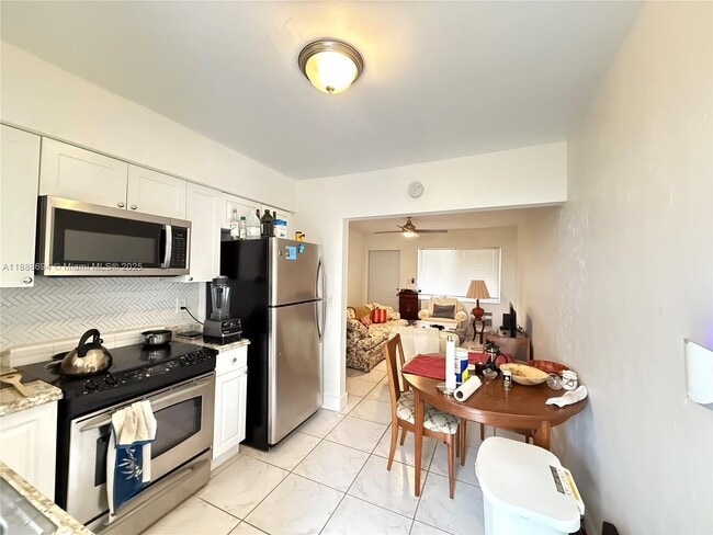 1049 SW 3rd St in Hallandale Beach, FL - Building Photo - Building Photo