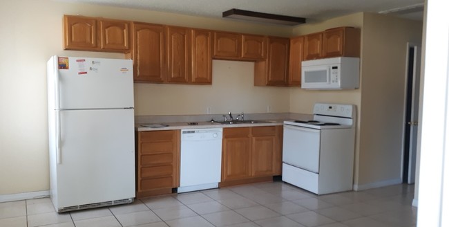 1860 Lynncrest Rd in Lakeland, FL - Building Photo - Building Photo