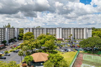 Hi Greens of Inverrary in Lauderhill, FL - Foto de edificio - Building Photo