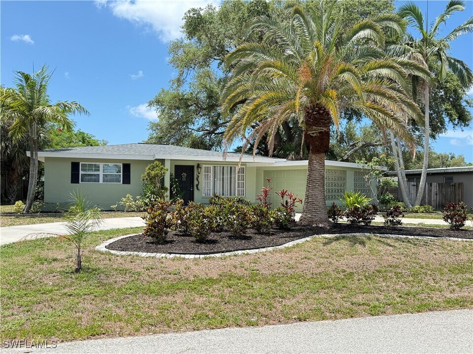 1354 Stadler Dr in Ft. Myers, FL - Building Photo