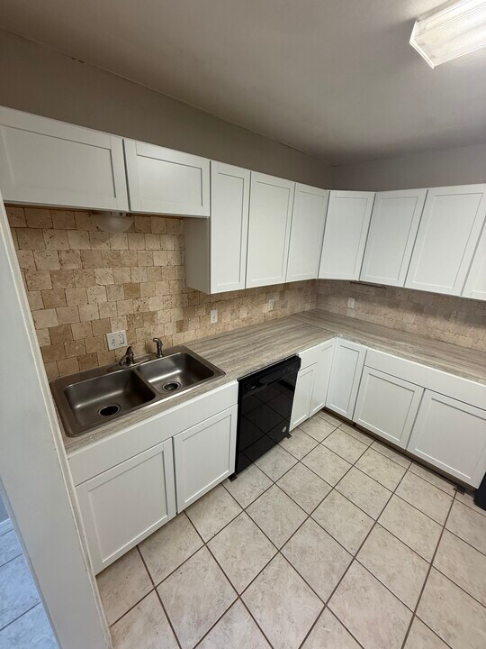 823 Hardy Springs Cir, Unit B in Mcalester, OK - Building Photo