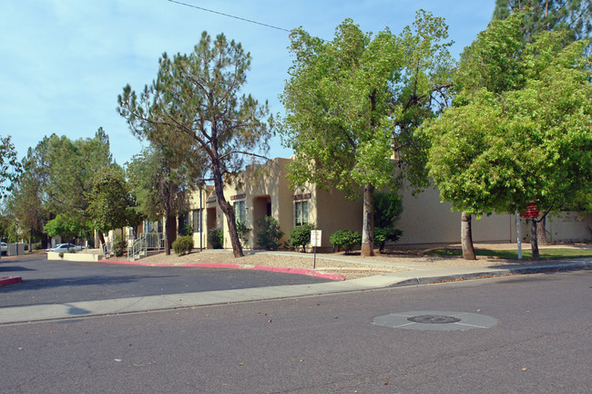 1935 W Morten Ave in Phoenix, AZ - Foto de edificio - Building Photo