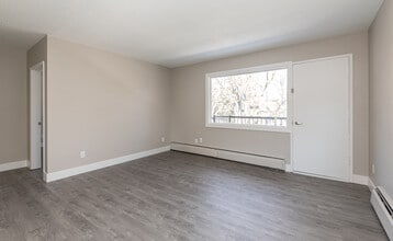 Sandison Manor in Edmonton, AB - Building Photo - Building Photo