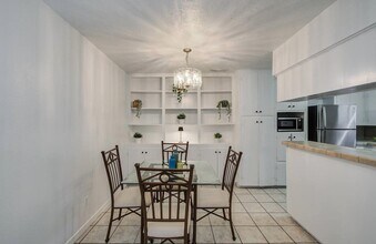 5542 Holly St, Unit 209 in Houston, TX - Building Photo - Building Photo