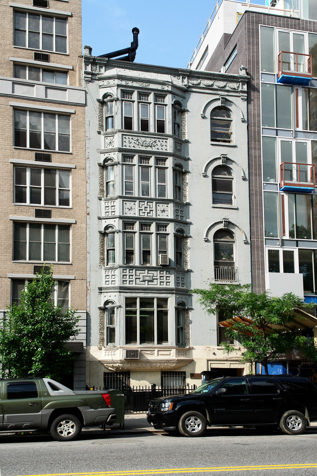 348 W 23rd St in New York, NY - Building Photo - Building Photo