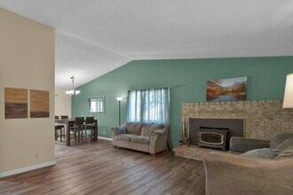 2430 Lake Redding Dr in Redding, CA - Building Photo - Building Photo