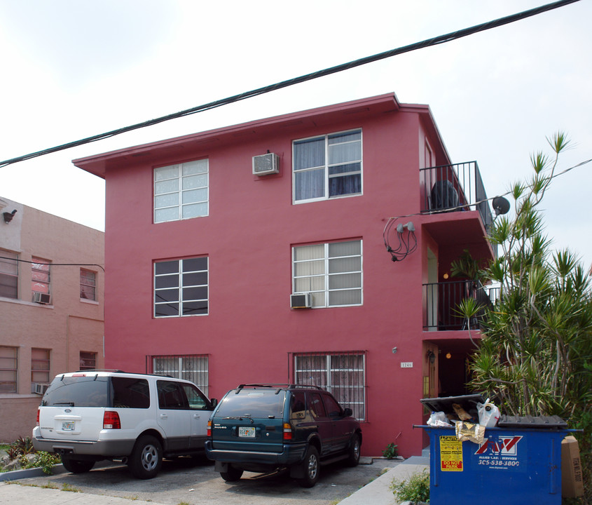 1246 NW 6th St in Miami, FL - Foto de edificio