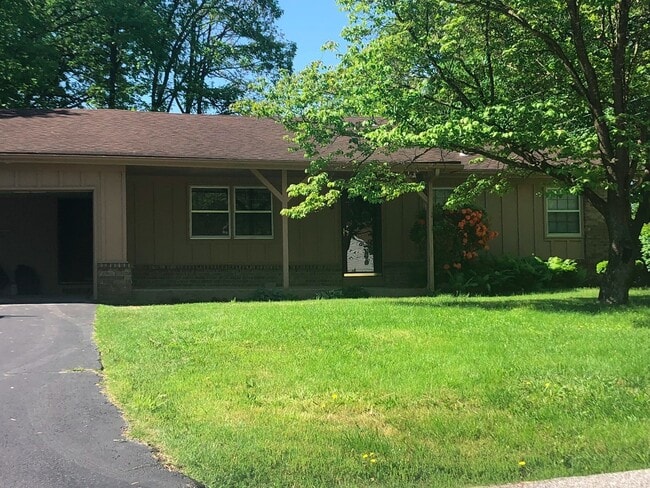 820 S Mission Cir in Springfield, MO - Building Photo - Building Photo