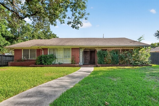 property at 2526 Gramercy St