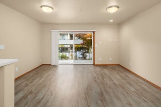 Chelsea Court Apartments in Kenmore, WA - Building Photo - Building Photo