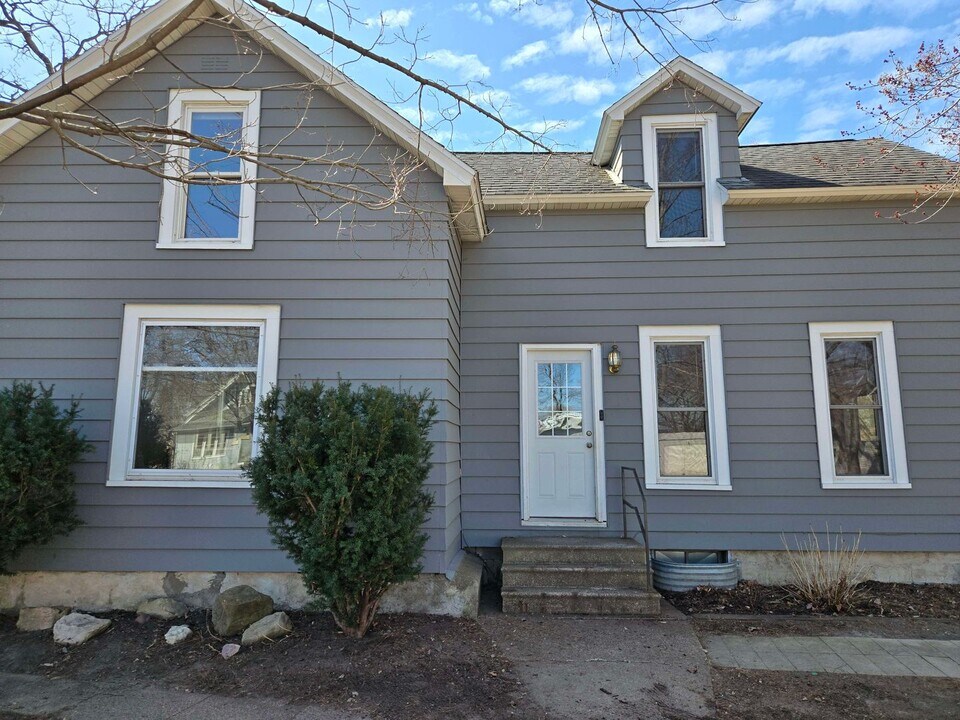 1211 Garfield Ave in Altoona, WI - Building Photo
