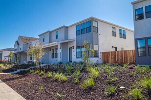 108 8th St in Marina, CA - Building Photo