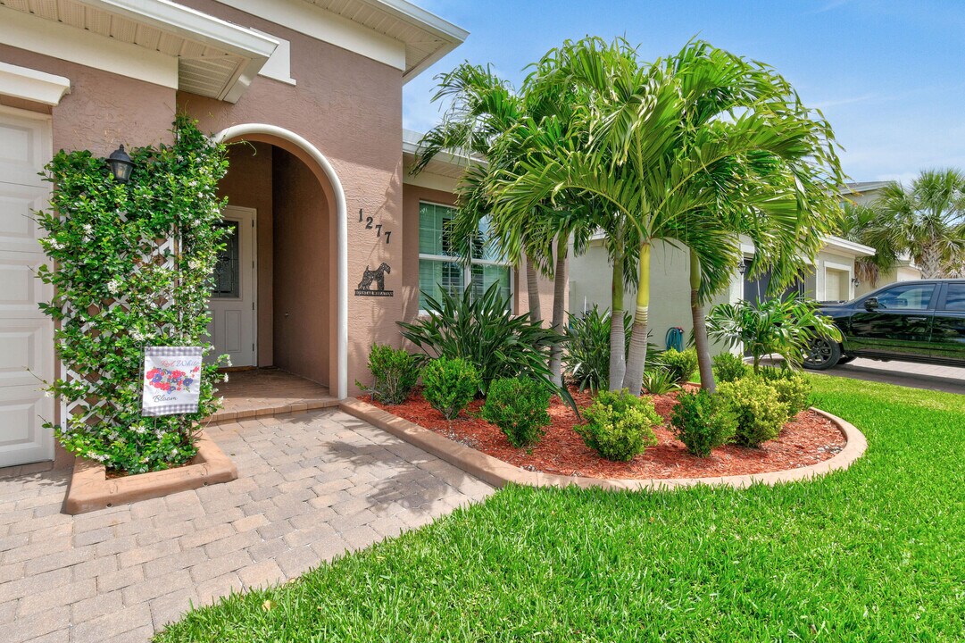 1277 NW Leonardo Cir in Port St. Lucie, FL - Building Photo