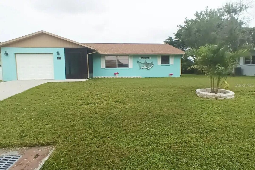 305 Hammock Terrace in Venice, FL - Building Photo