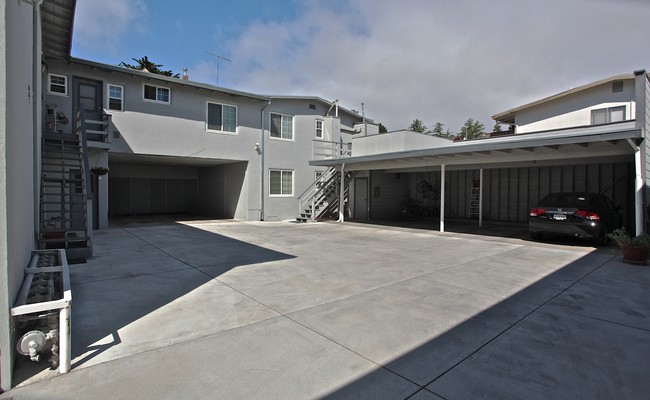 1322 Holly St in San Carlos, CA - Building Photo - Building Photo