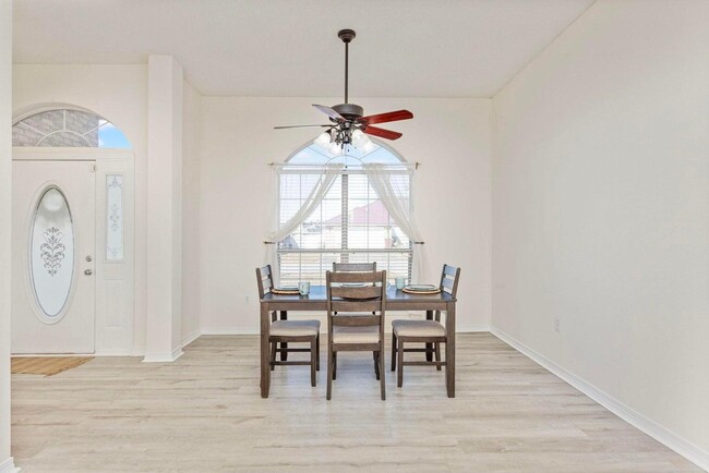 213 Citadel Ln in Crestview, FL - Foto de edificio - Building Photo