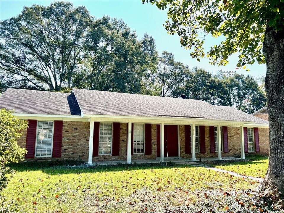 2121 Woodhillcrest Dr in Mobile, AL - Building Photo