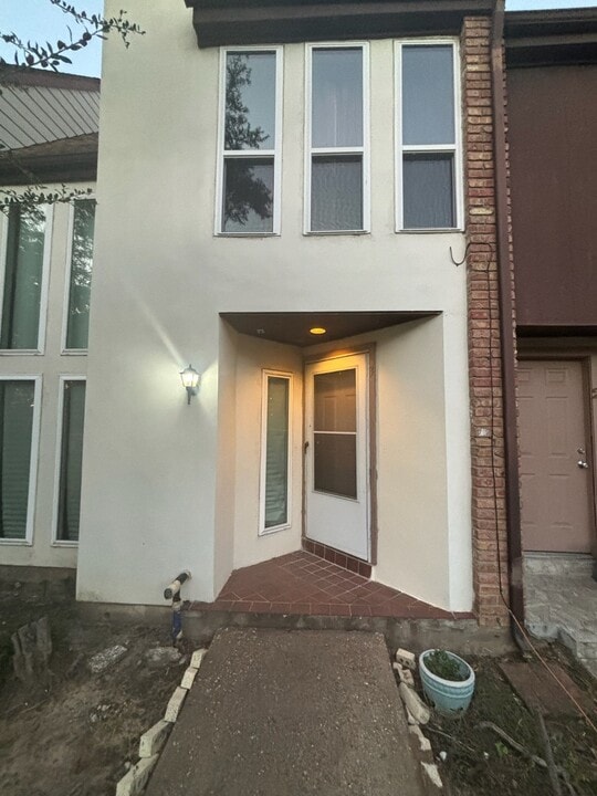 17210 Imperial Valley Dr in Houston, TX - Building Photo