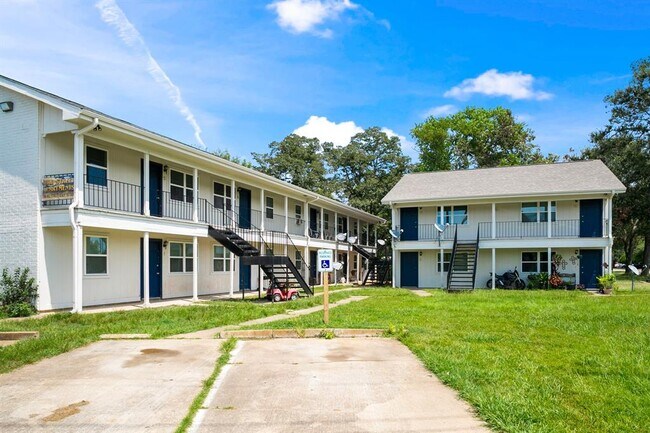 200 Hill St-Unit -5 in Sealy, TX - Building Photo - Building Photo