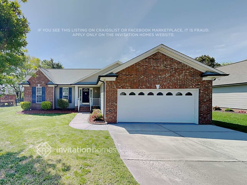 1249 Danielle Downs Ct SE in Concord, NC - Foto de edificio
