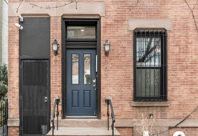 307 7th St in Jersey City, NJ - Foto de edificio - Building Photo