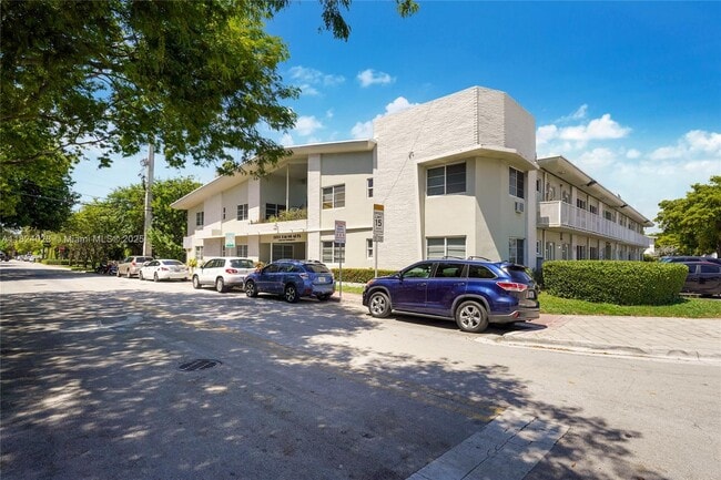6930 Rue Versailles Dr in Miami Beach, FL - Building Photo - Building Photo