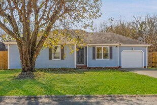 151 Man O War Dr in Oak Grove, KY - Building Photo