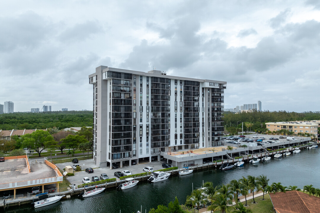 Dorset House in North Miami, FL - Building Photo