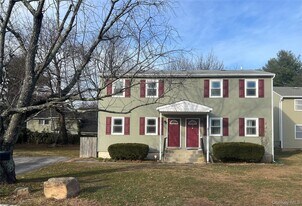 11 Park Manor Ct in Glen Cove, NY - Building Photo