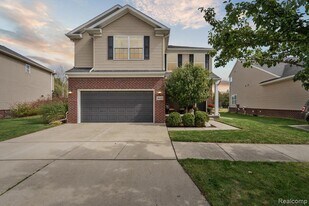 26422 Elk Run E in New Hudson, MI - Building Photo